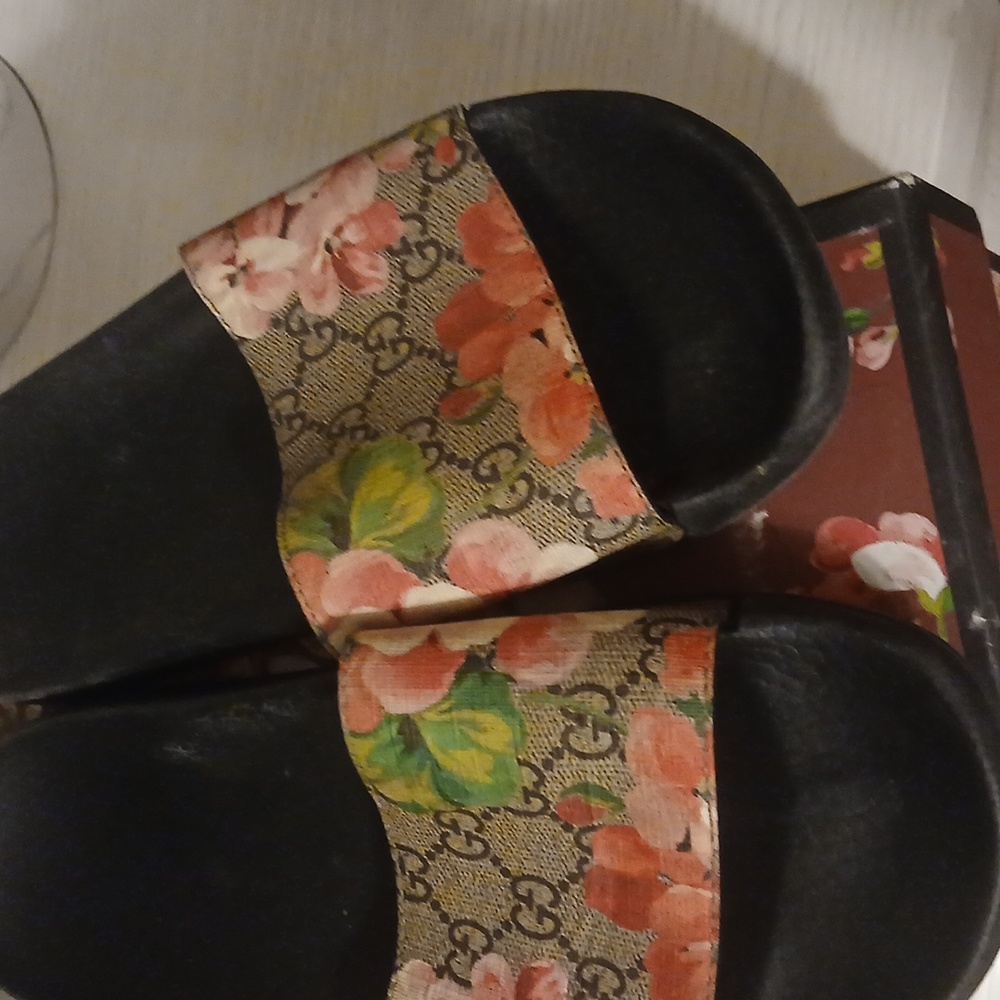 Gucci Women's Floral Slide Sandals - Black and Pink - Picture 7 of 11